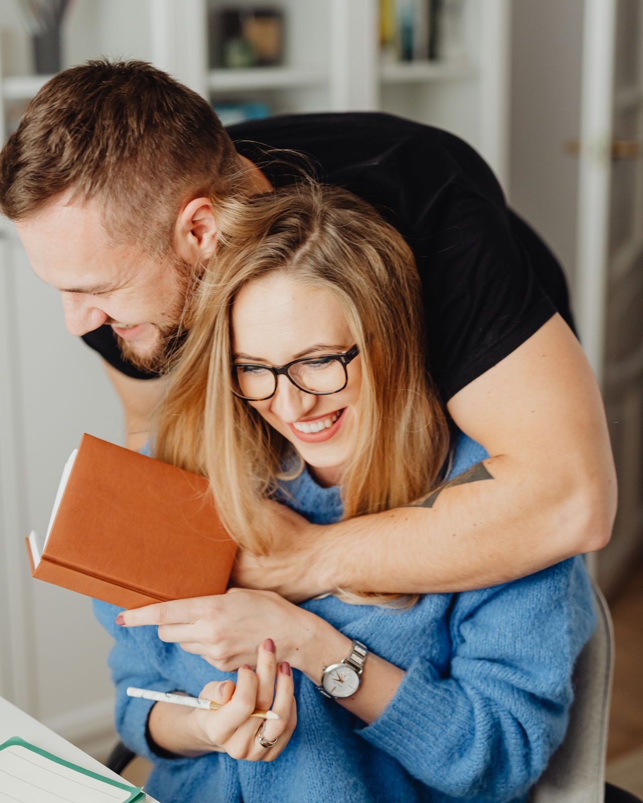 Unos novios planifican la boda con una libreta