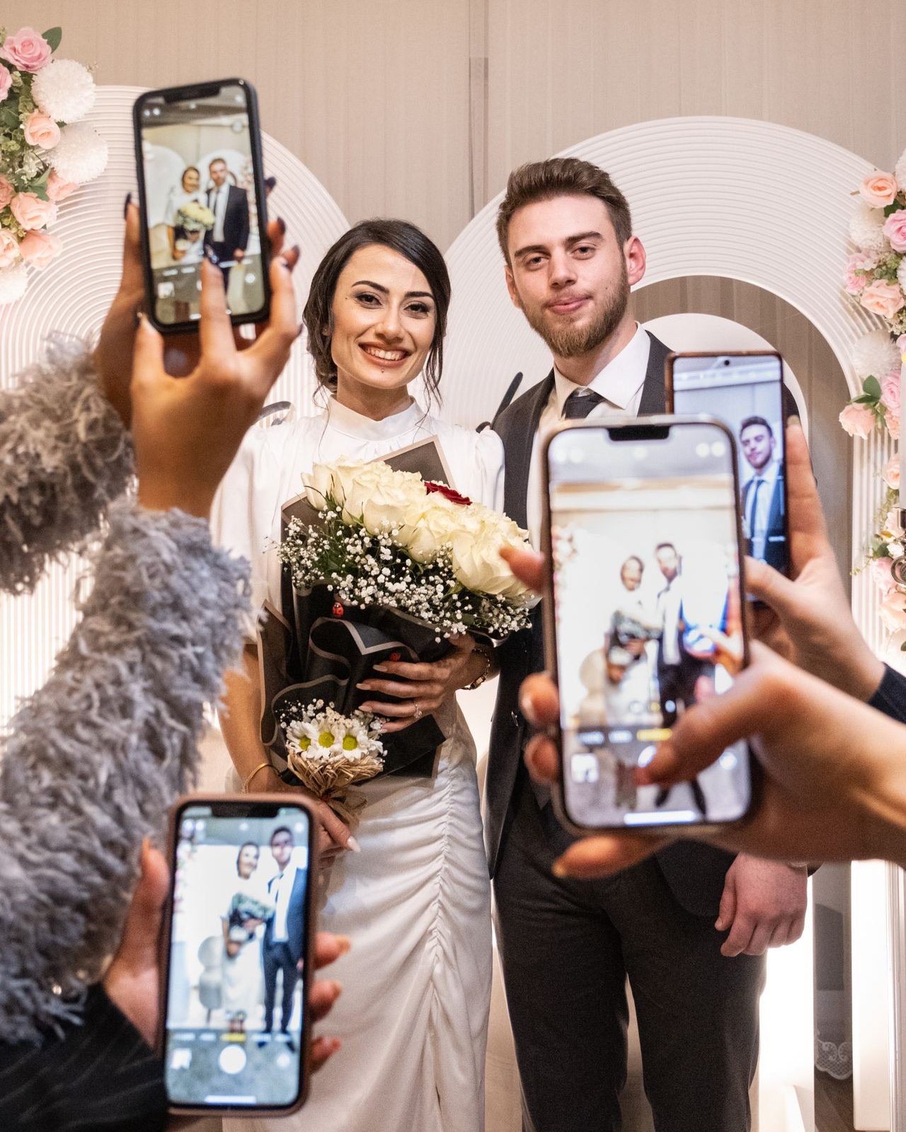 Invitados fotografiando a los novios con el móvil
