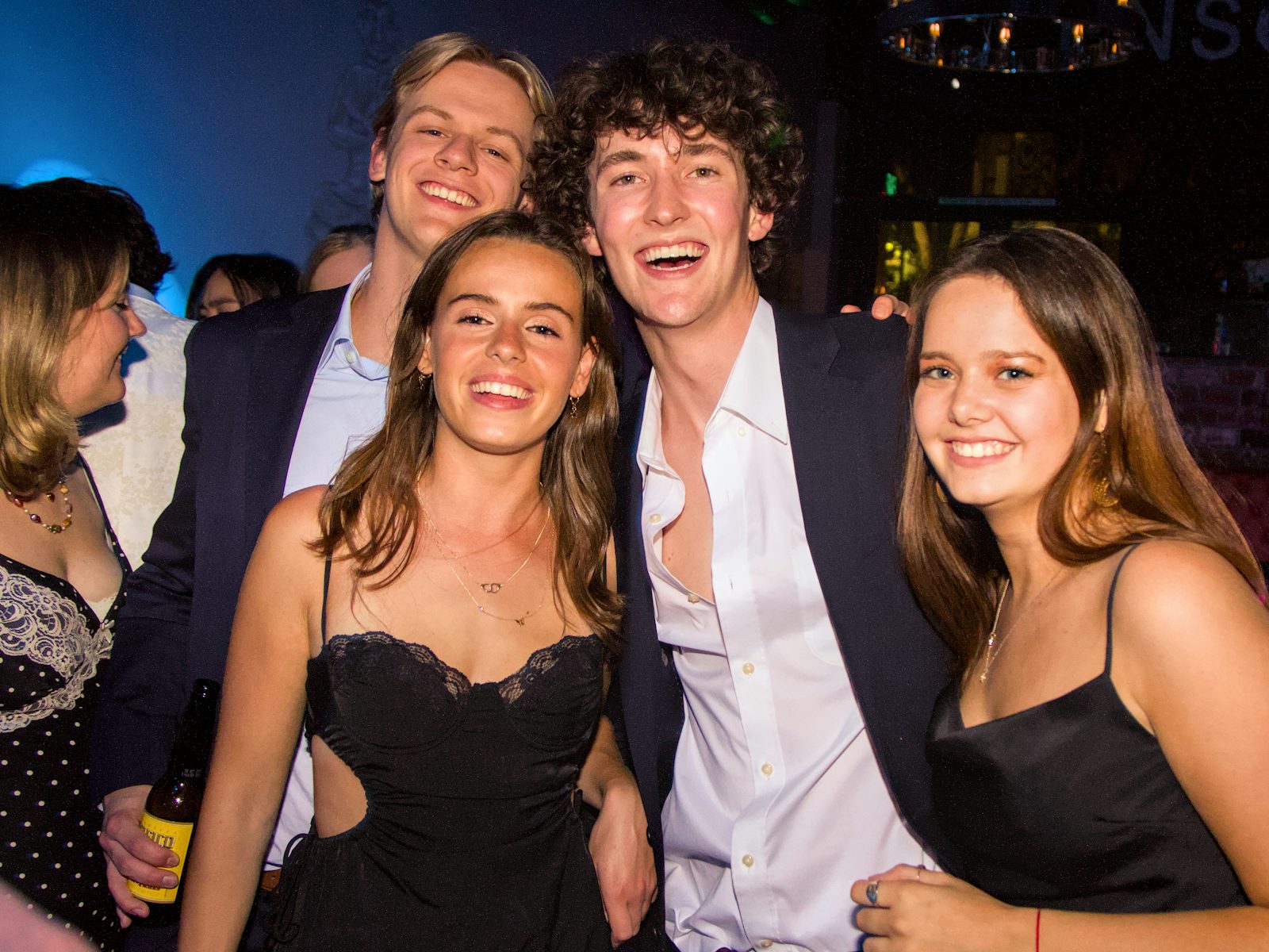 Graduados en su fiesta subiendo fotos con un código QR